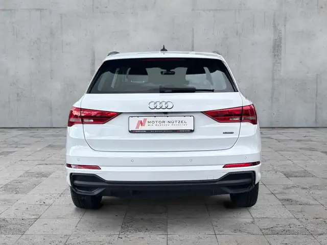 Audi Q3 view 5