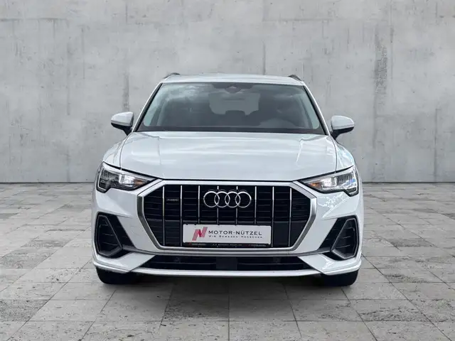 Audi Q3 view 3