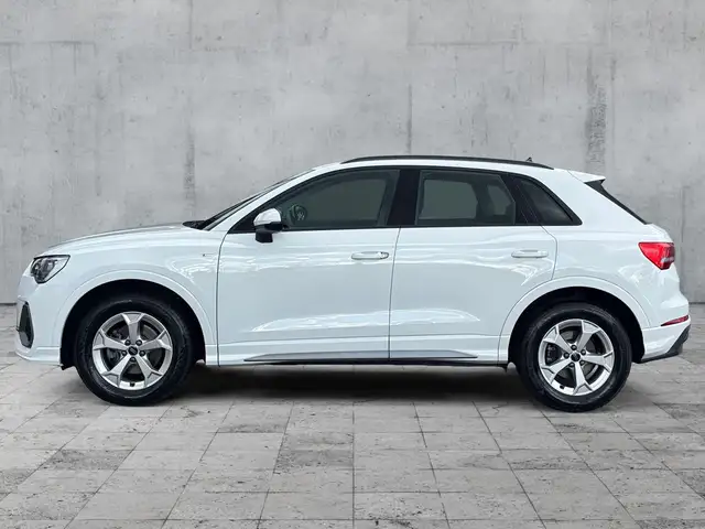 Audi Q3 view 4