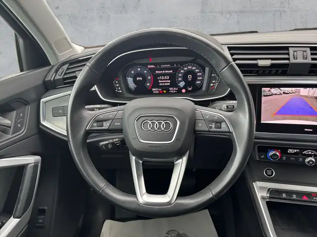 Audi Q3 view 10