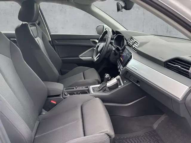 Audi Q3 view 13