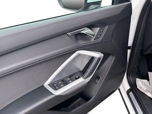 Audi Q3 view 15
