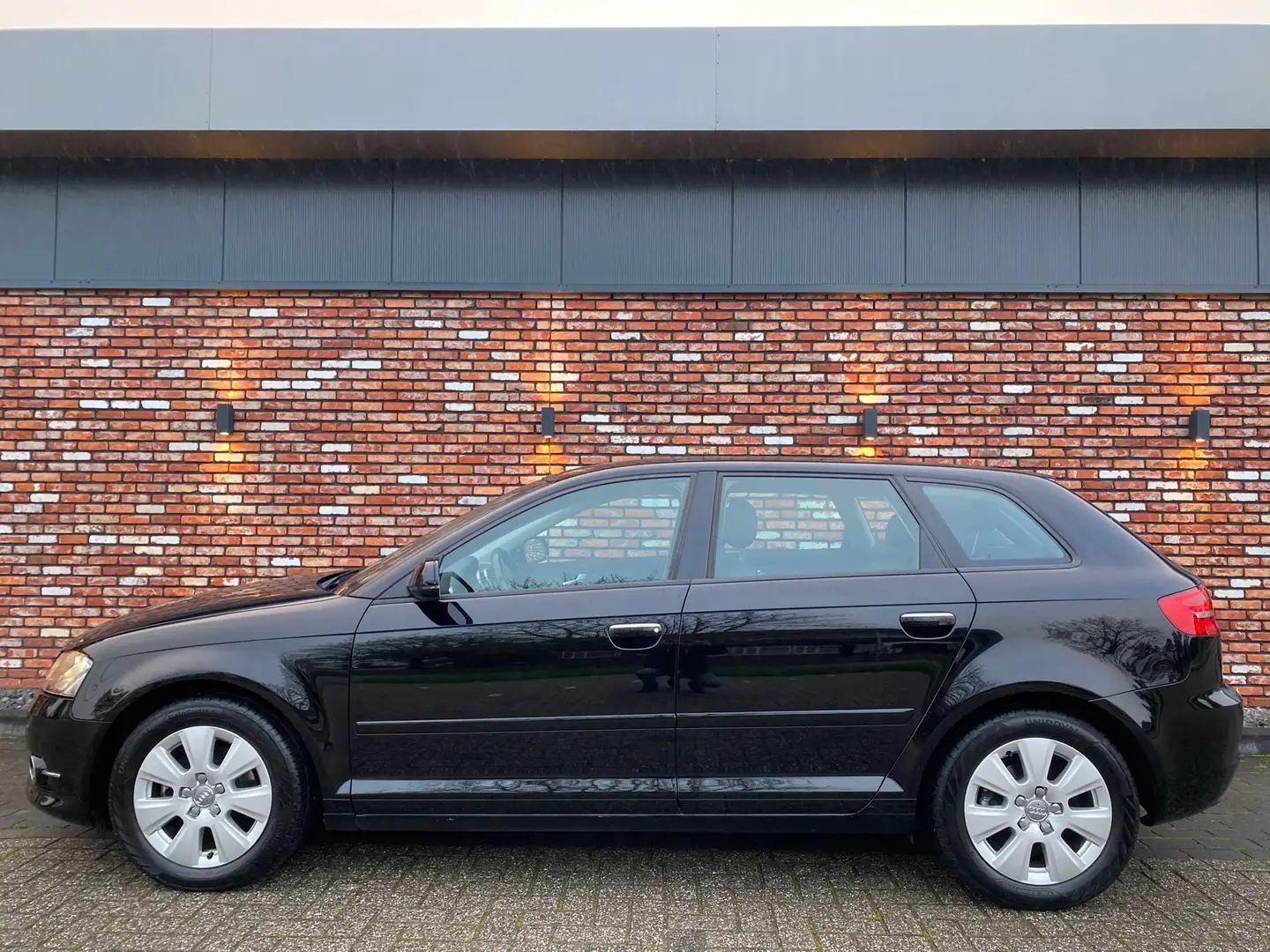 Audi A3 Sportback 1.2 TFSI Ambiente Cruise Clima 130000km Zwart - 2