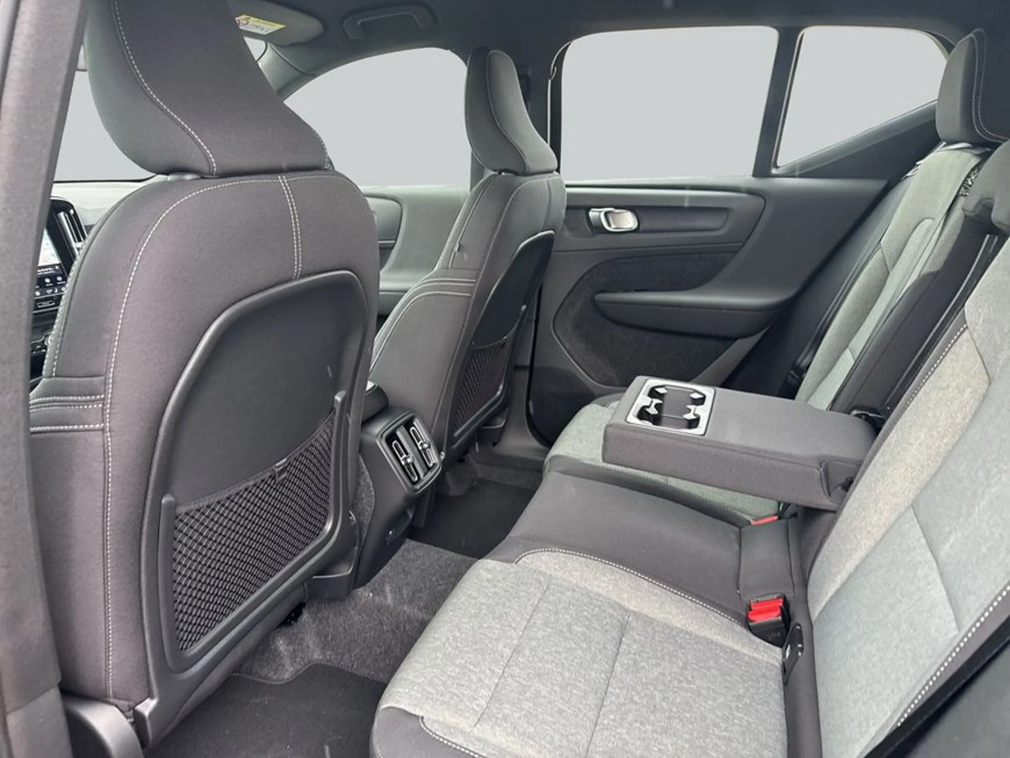 Volvo XC40 XC40 B3 B DKG Plus Black Edition — photo 11