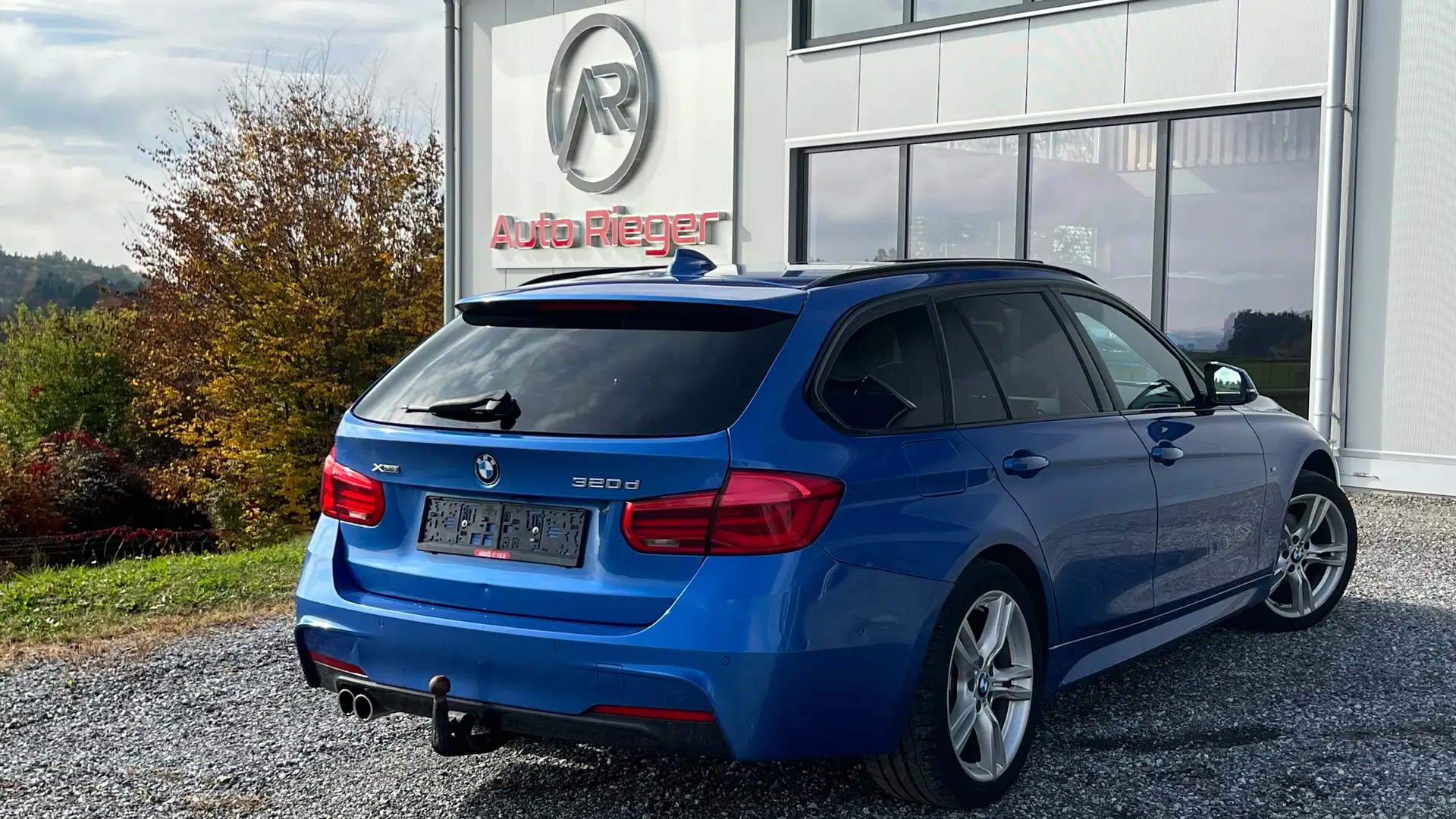 BMW 320 d xDrive M Sport Head-up, Pano AHK Leder Surround Blau - 2