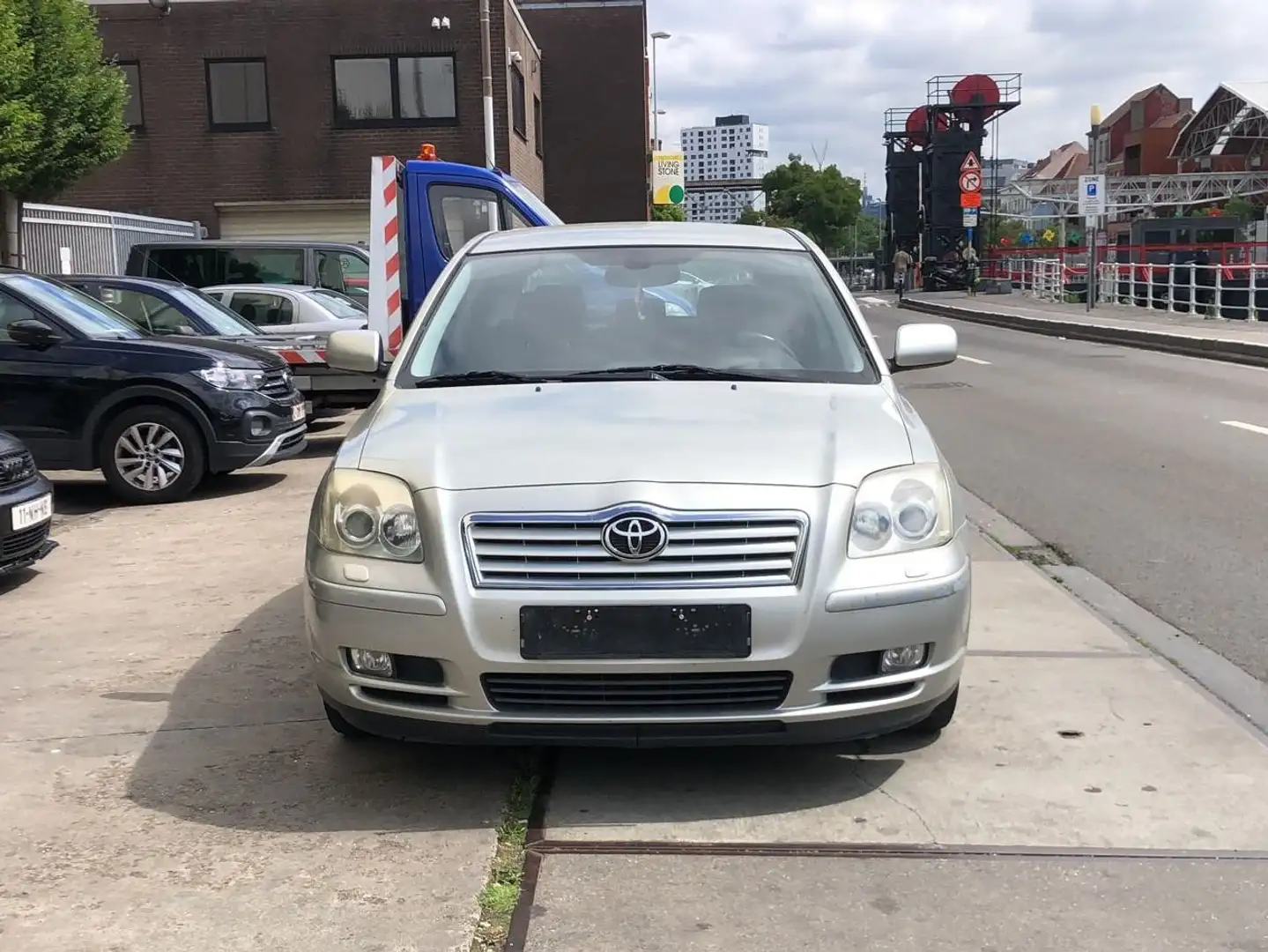 Toyota Avensis 1.8 SOL Gris - 2