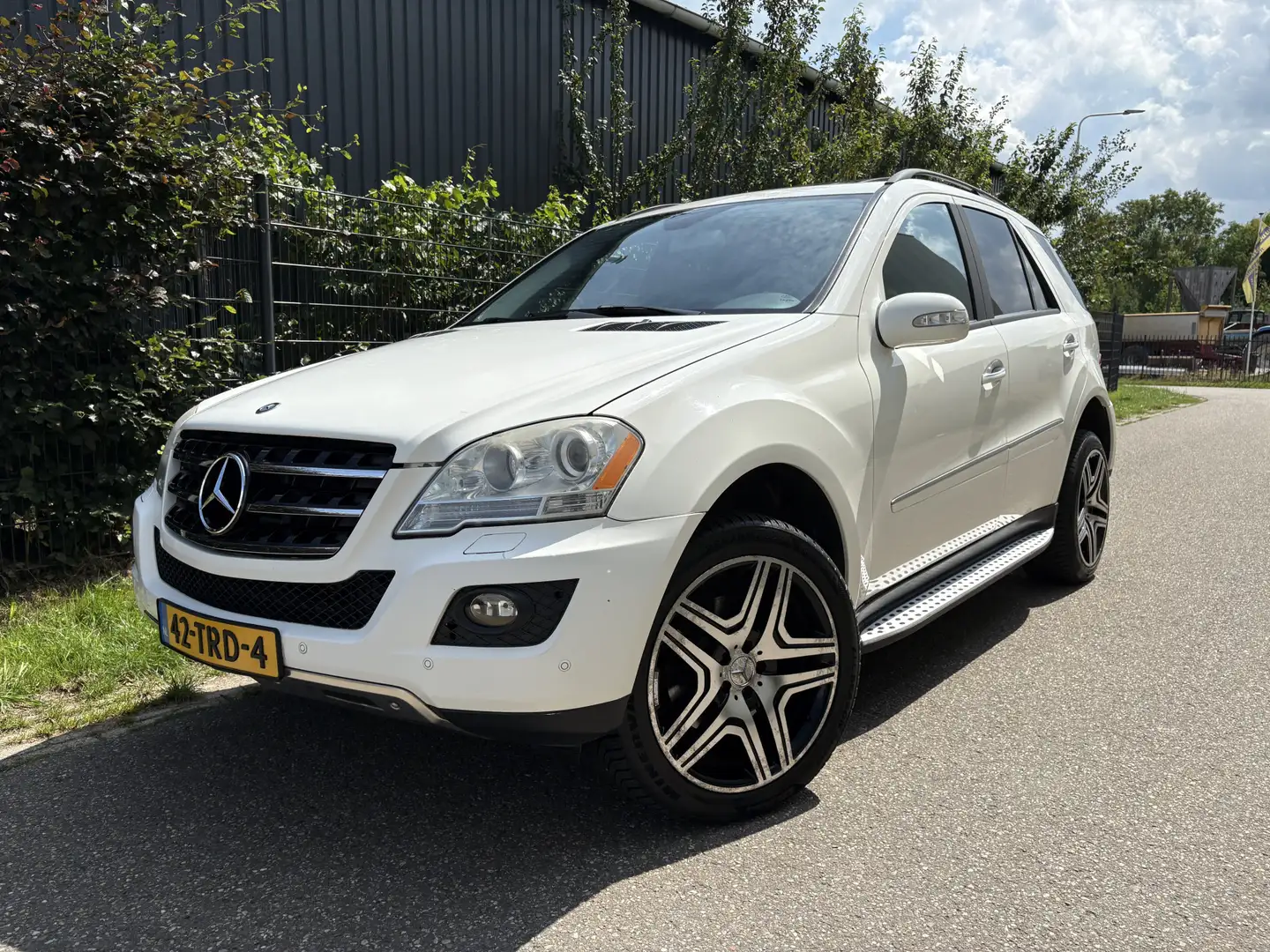 Mercedes-Benz ML 500 M-klasse / AUTOMAAT / NAVI / SCHUIFDAK / YOUNGTIME Wit - 1