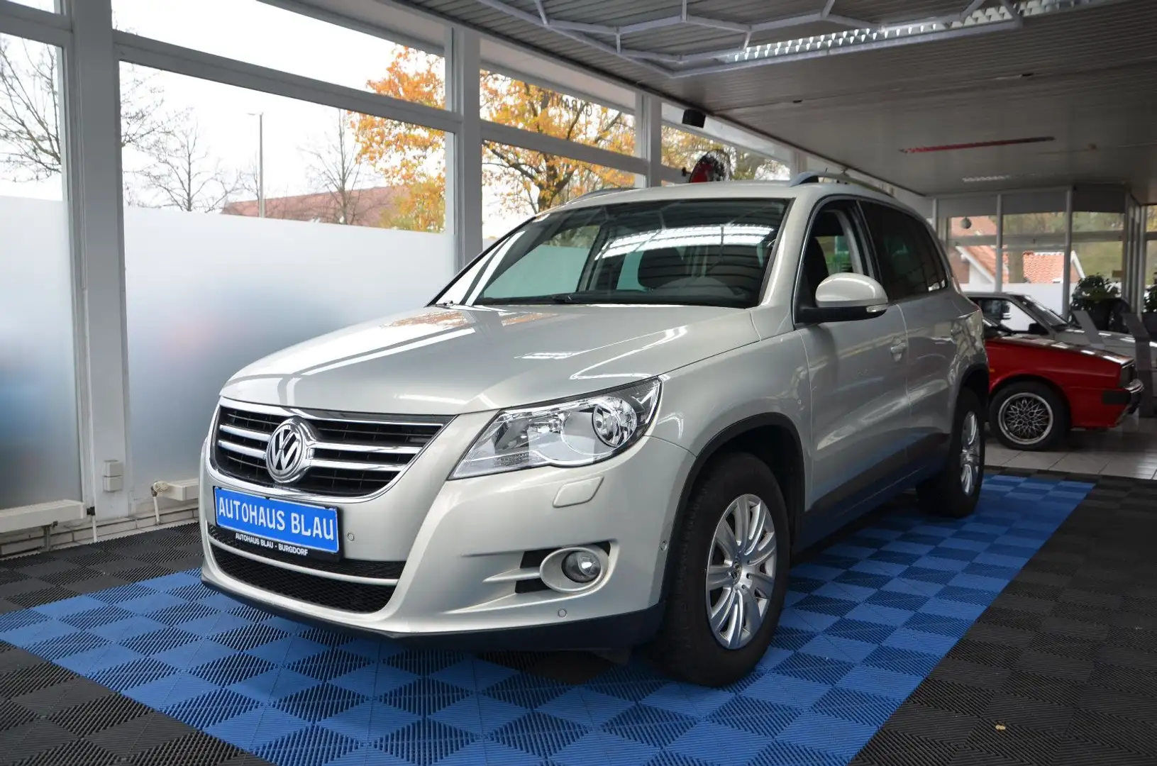 Volkswagen Tiguan 2.0 TDI Team *KLIMAAUTO*SITZHZG*2.HD!* Silber - 1