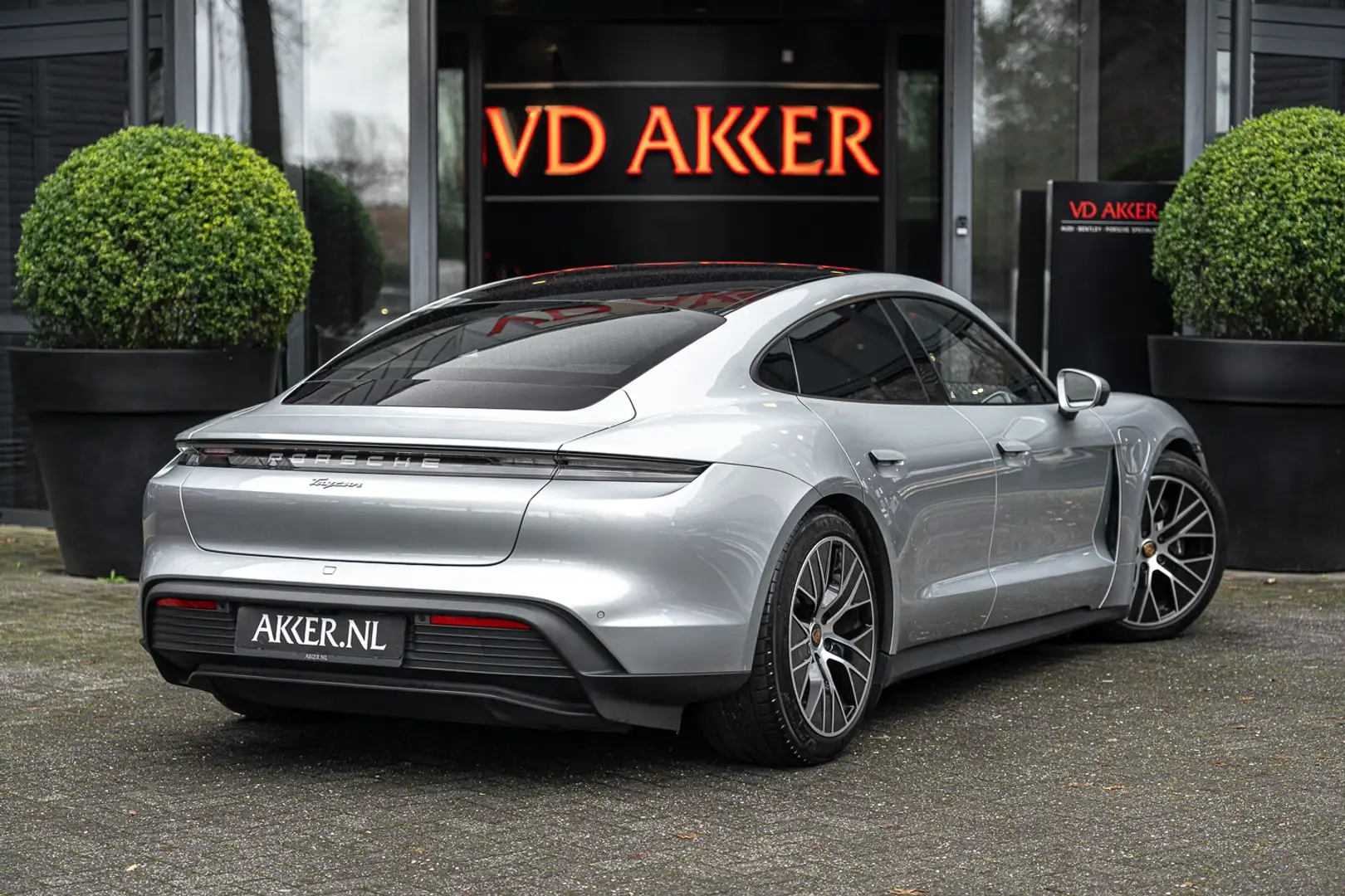 Porsche Taycan Performance Accu Plus | Panoramadak | Adapt. Stoel Grau - 2