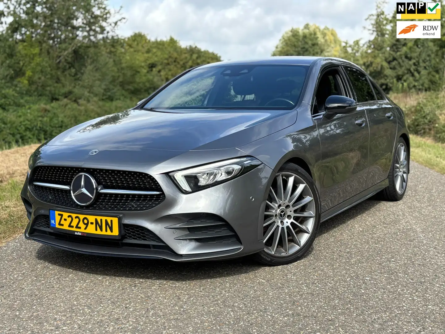 Mercedes-Benz A 200 Premium Plus AMG pakket/19''/Camera/Cruise Grijs - 1