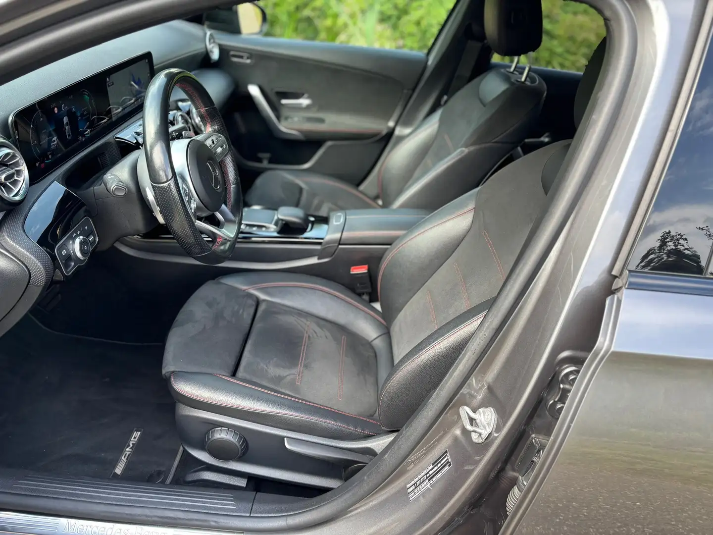 Mercedes-Benz A 200 Premium Plus AMG pakket/19''/Camera/Cruise Grijs - 2
