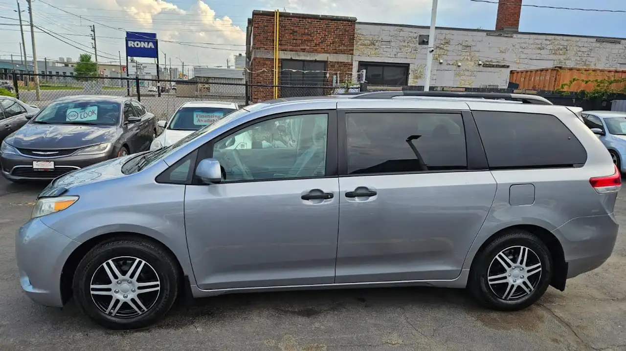 Toyota Sienna снимка Toyota Sienna