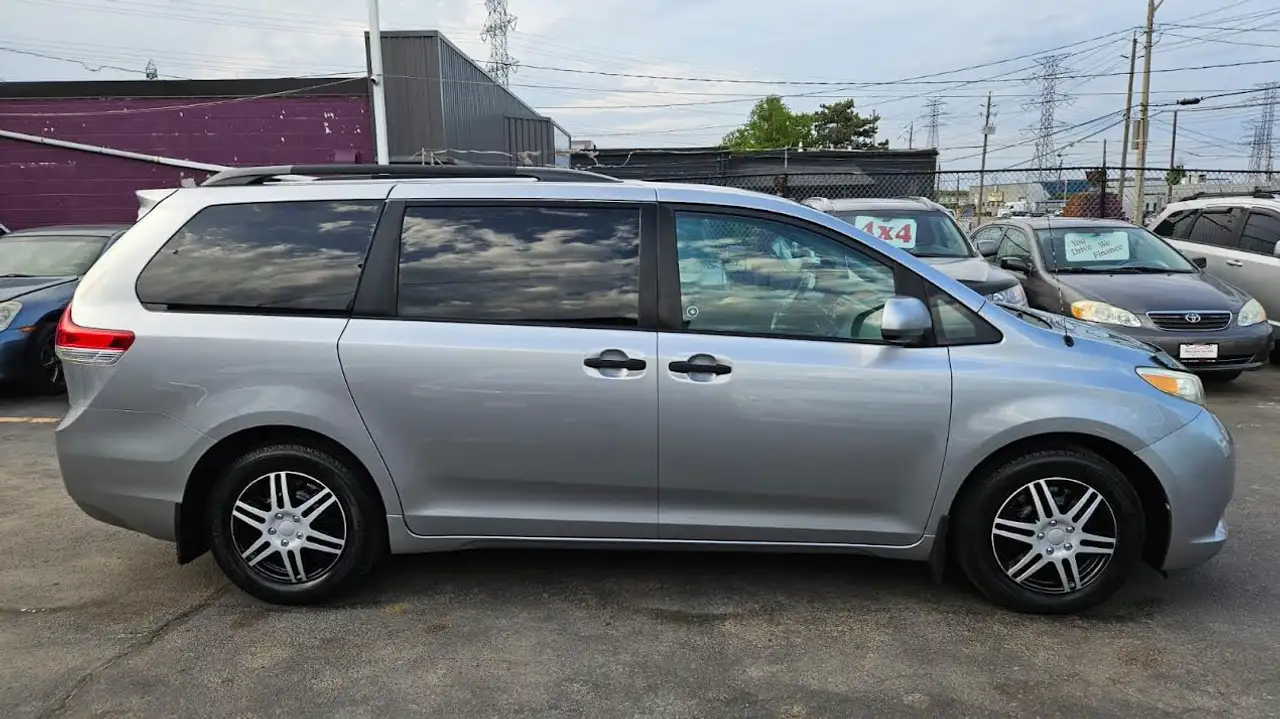 Toyota Sienna снимка Toyota Sienna