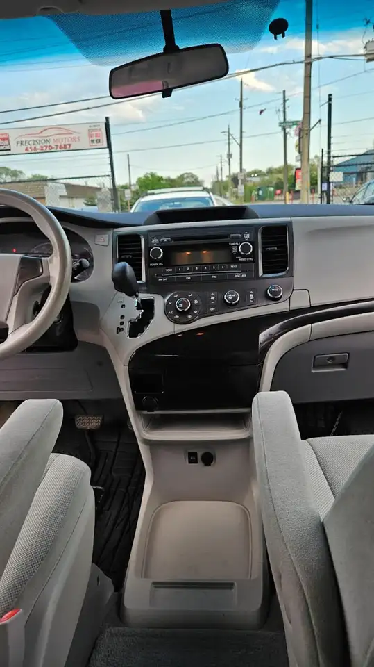 Toyota Sienna снимка Toyota Sienna