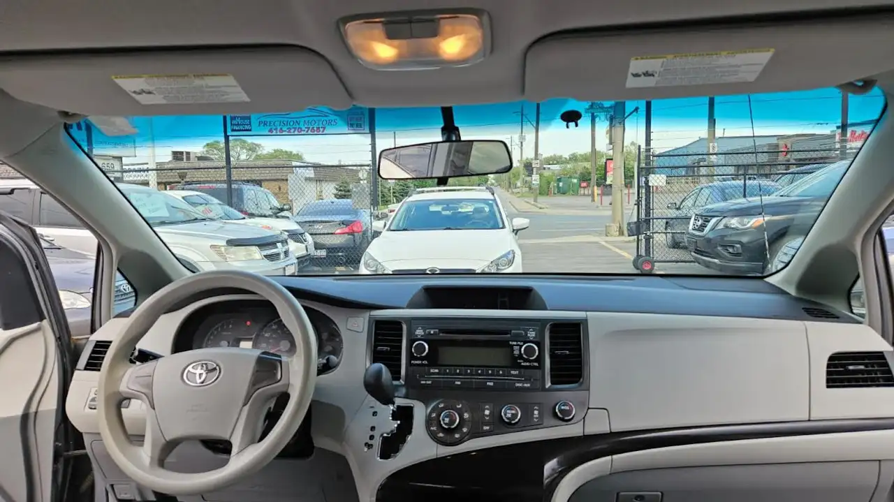 Toyota Sienna снимка Toyota Sienna