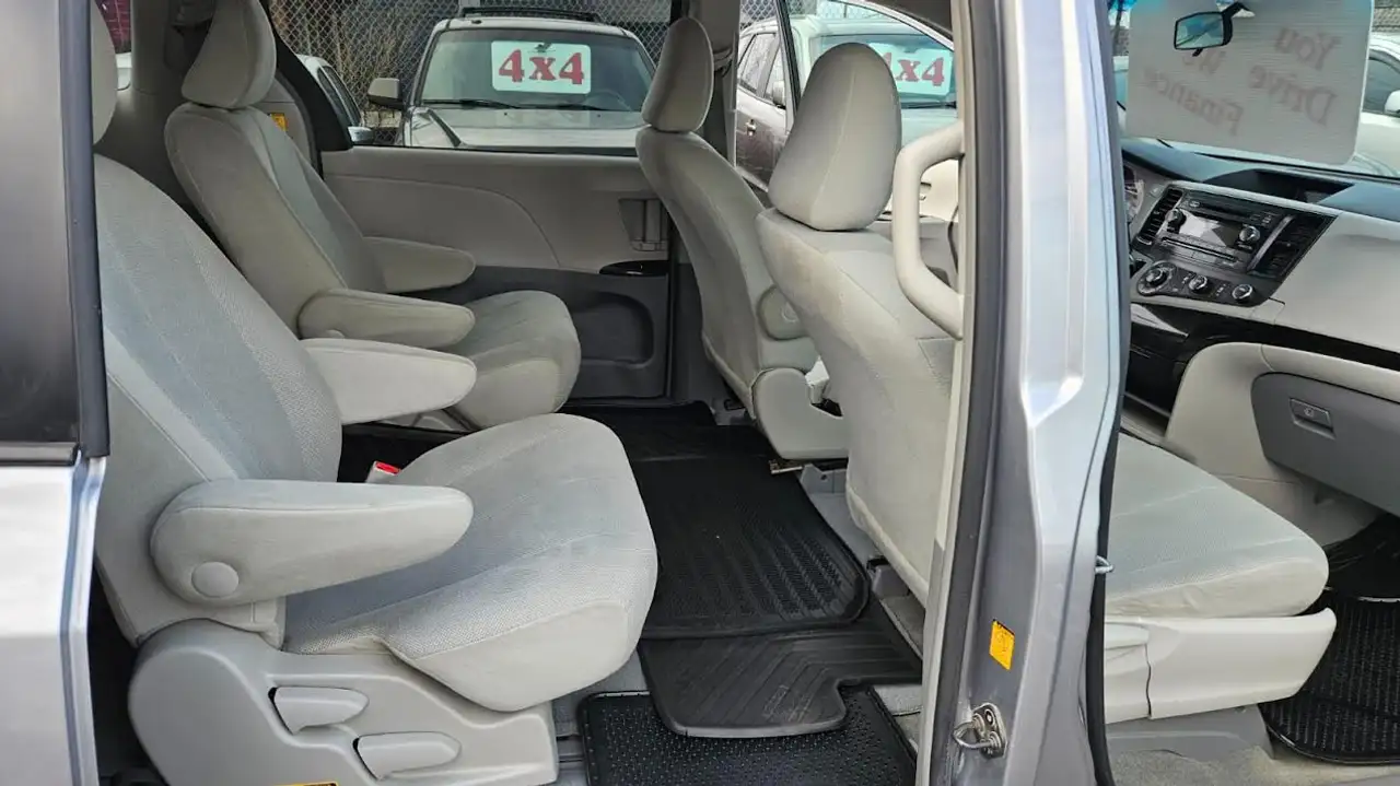 Toyota Sienna снимка Toyota Sienna