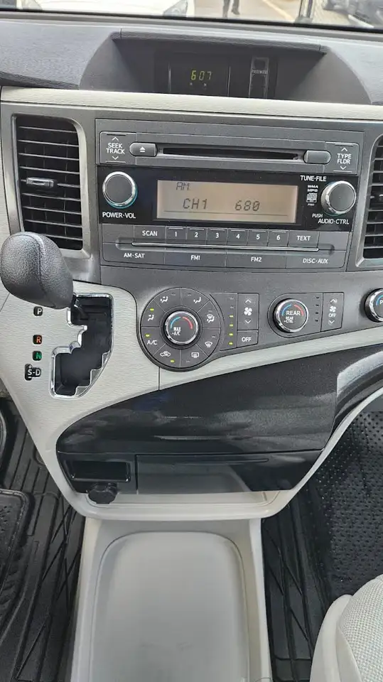 Toyota Sienna снимка Toyota Sienna