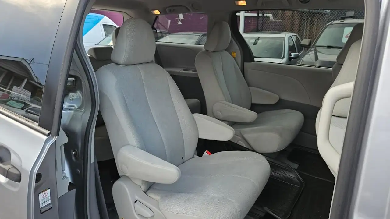 Toyota Sienna снимка Toyota Sienna