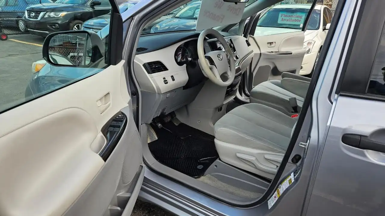 Toyota Sienna снимка Toyota Sienna