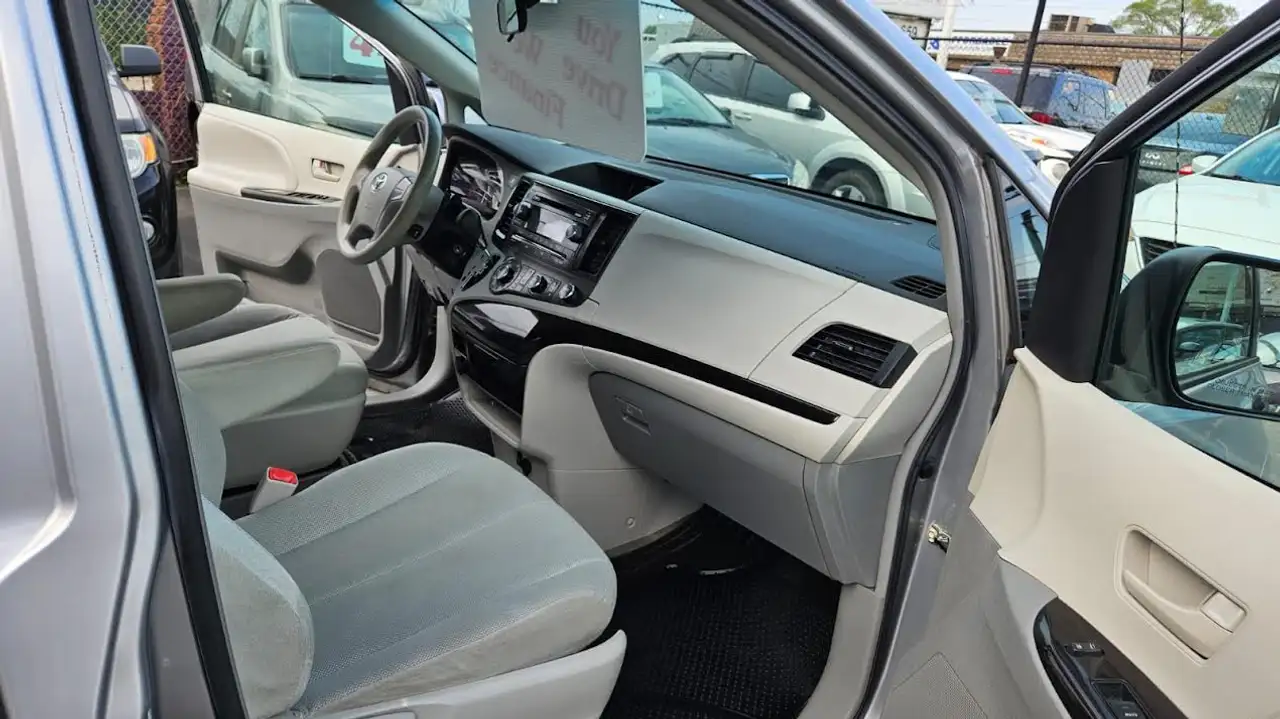 Toyota Sienna снимка Toyota Sienna