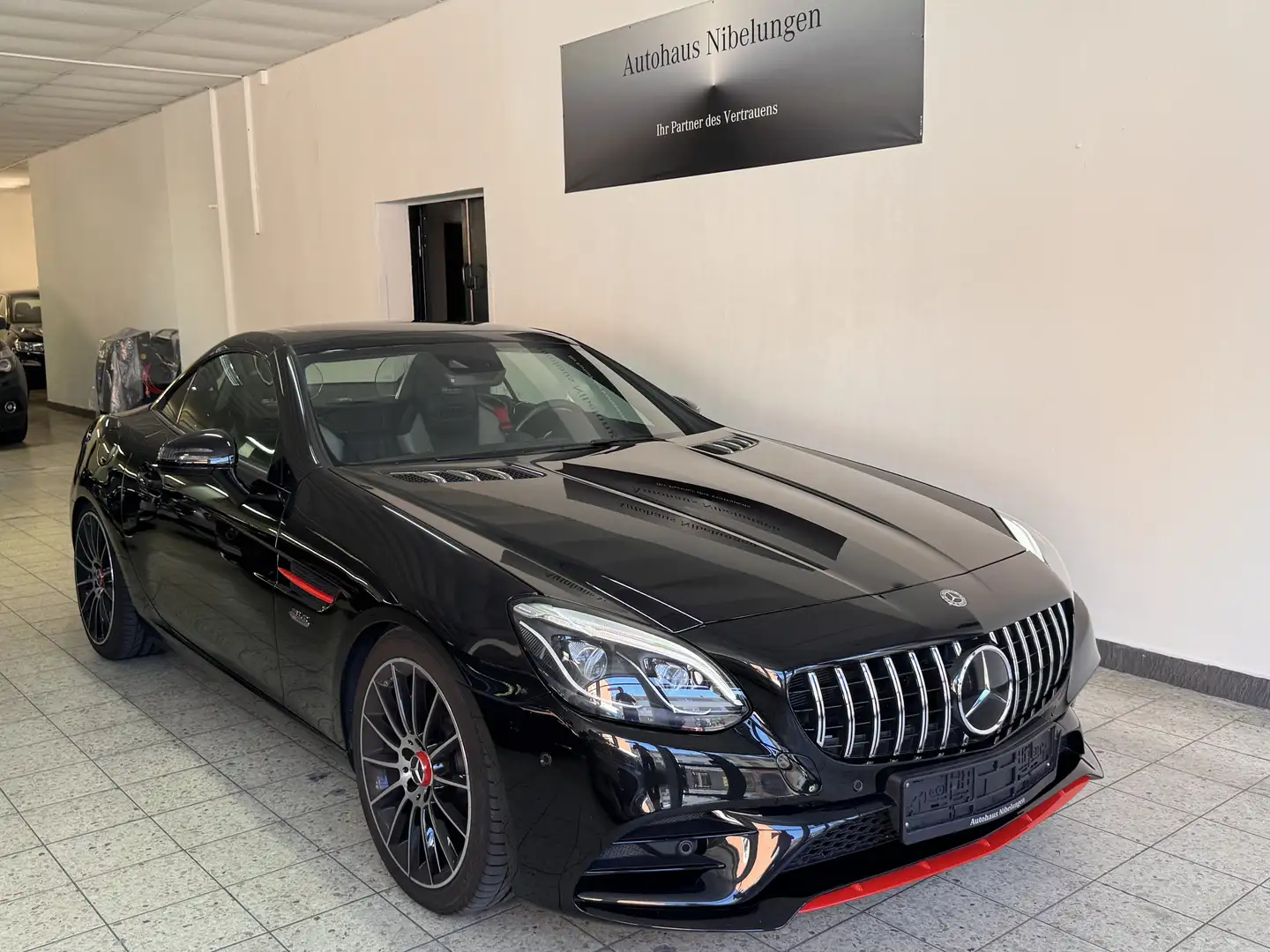 Mercedes-Benz SLC 300 AMG RedArt Edition*Sportauspuff*NAVI*H&K*Memositze Noir - 1