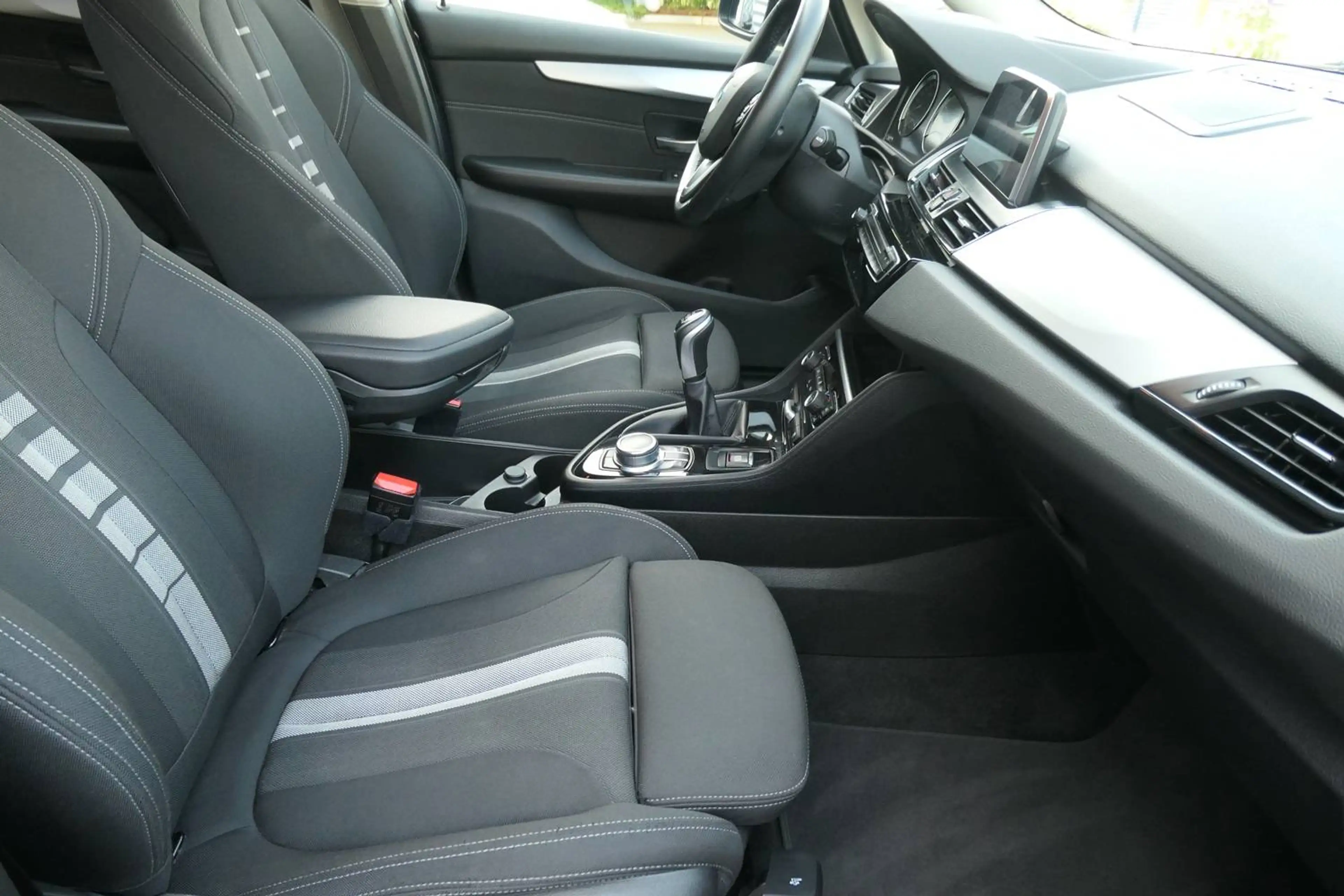 BMW 216 216d GranTourer Sport 7Sitze LED AHK Top Zustand! — photo 3