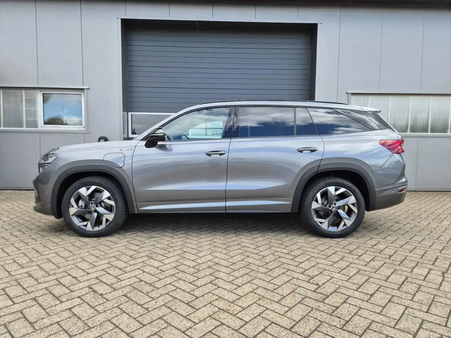 Skoda Kodiaq Sportline 1.5 TSI 204PS PHEV DSG schwenkb. AHK ... Grau - 2
