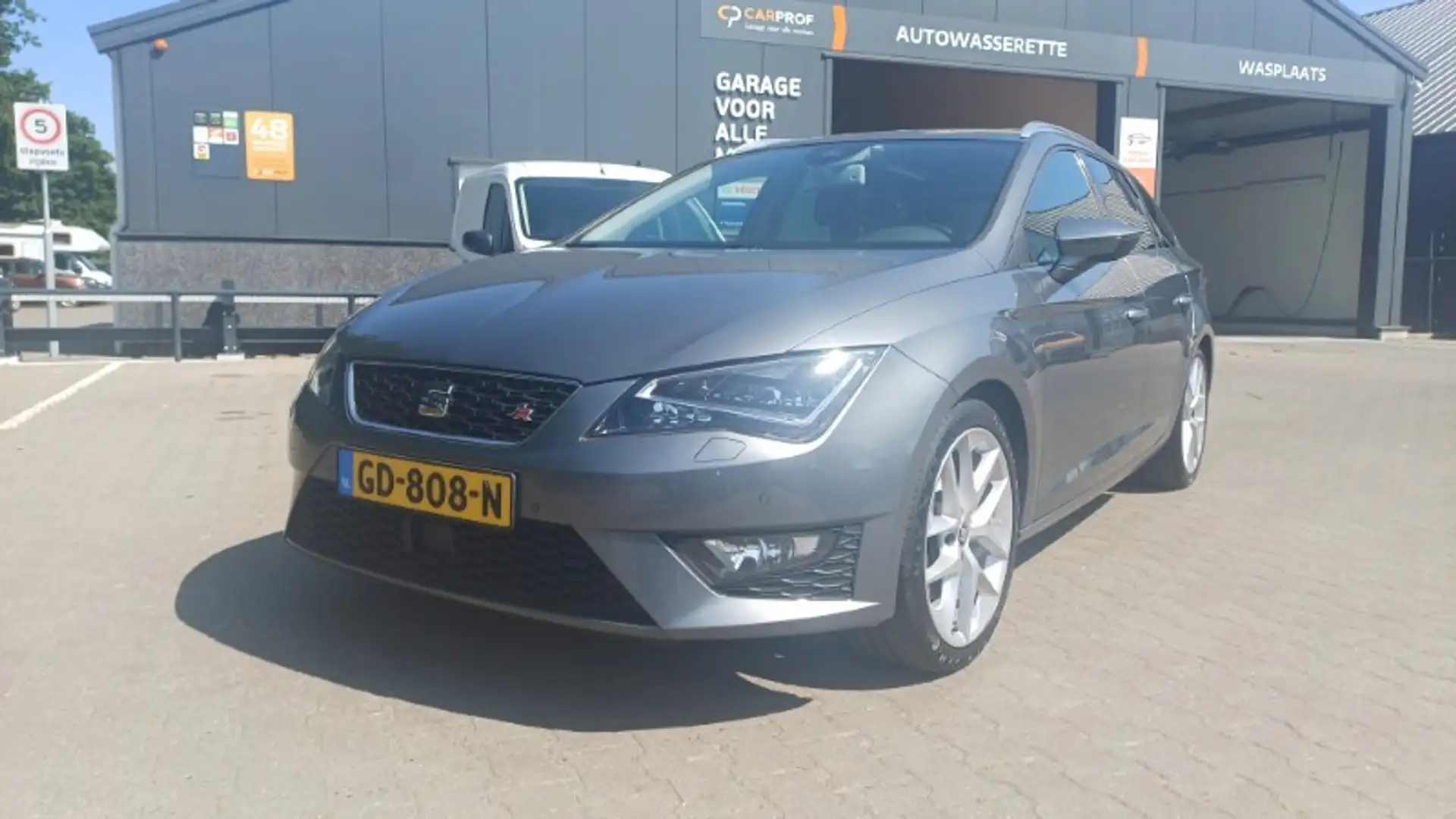 SEAT Leon 1.4 TSI ACT 150pk DSG-7 FR Dynamic Grijs - 1