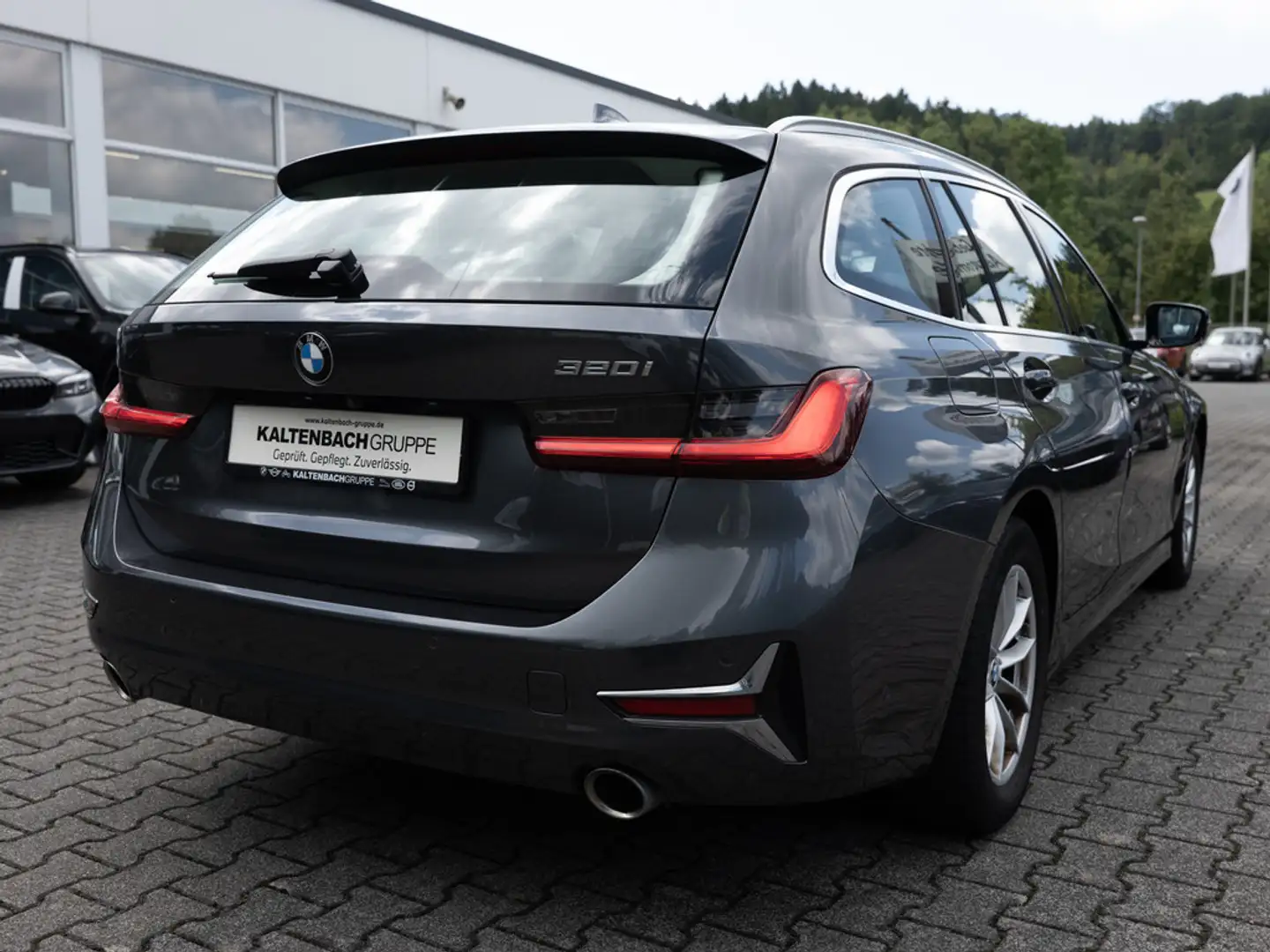 BMW 320 i Touring Luxury Line ACC PANO LED KAMERA Grau - 2