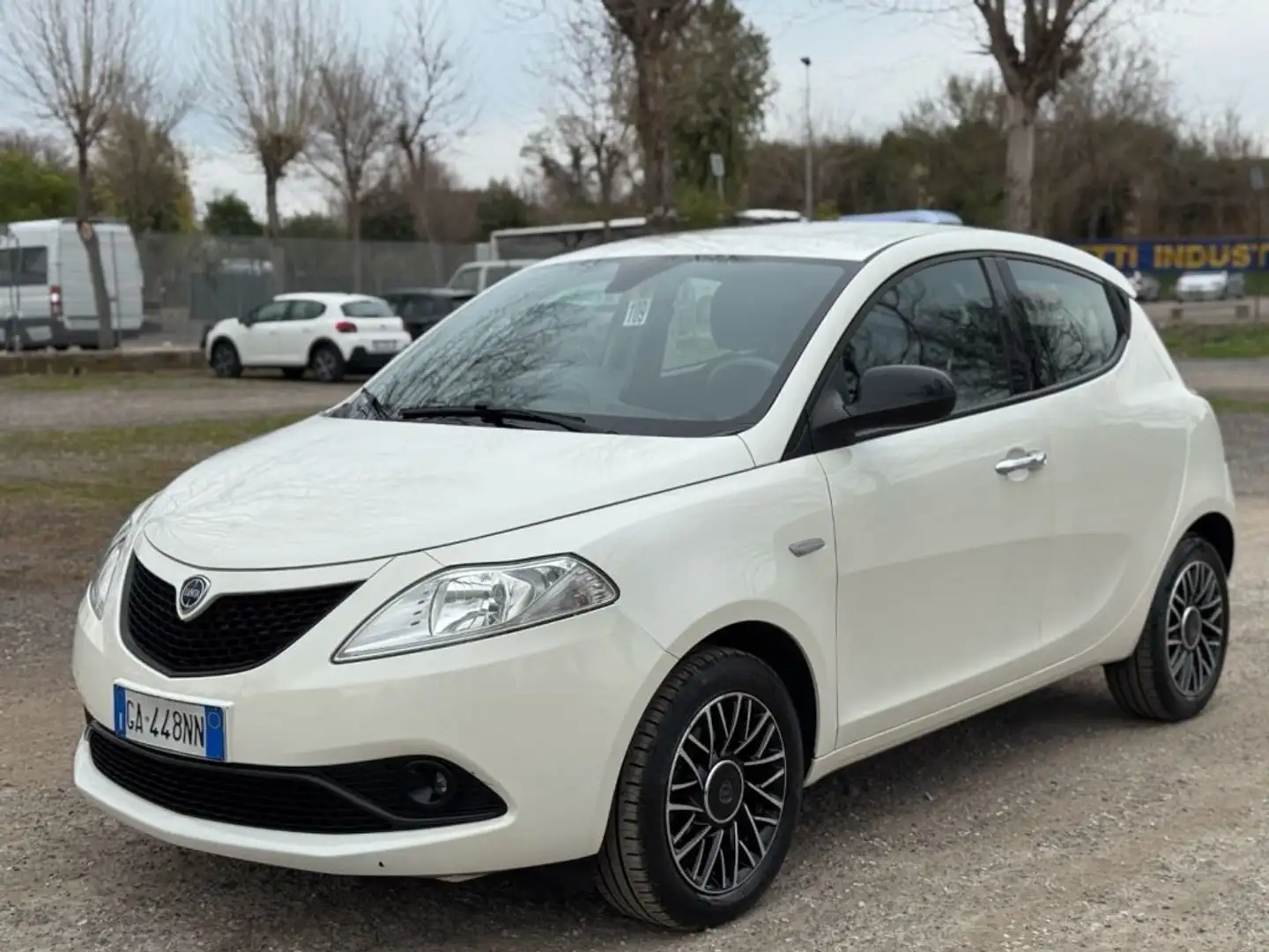 Lancia Ypsilon 1.2 69 CV 5 porte "GOLD" Bianco - 1