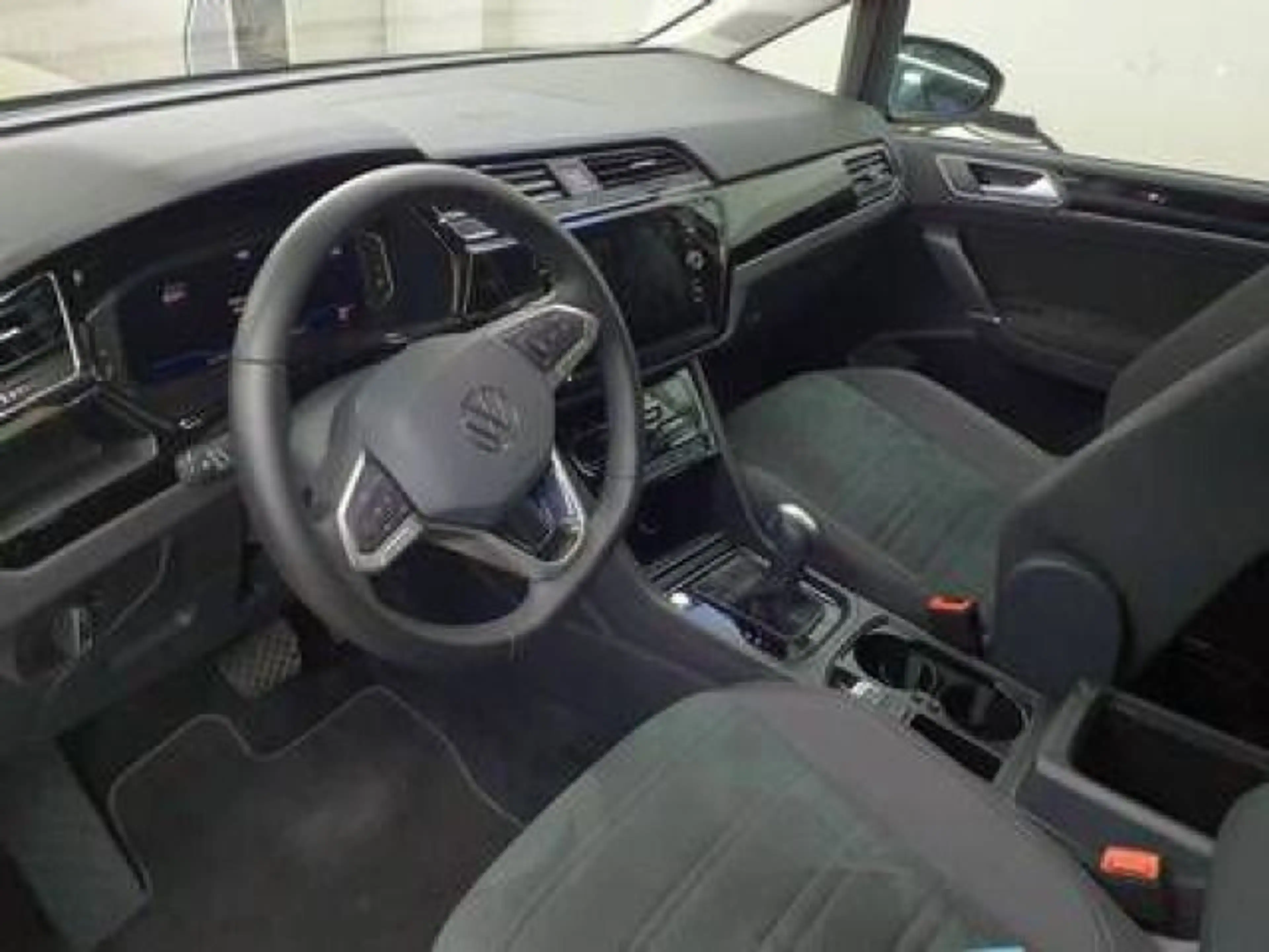 Volkswagen Touran 1.5 TSI DSG Highline Navi AHK LED 7Sitzer — photo 5