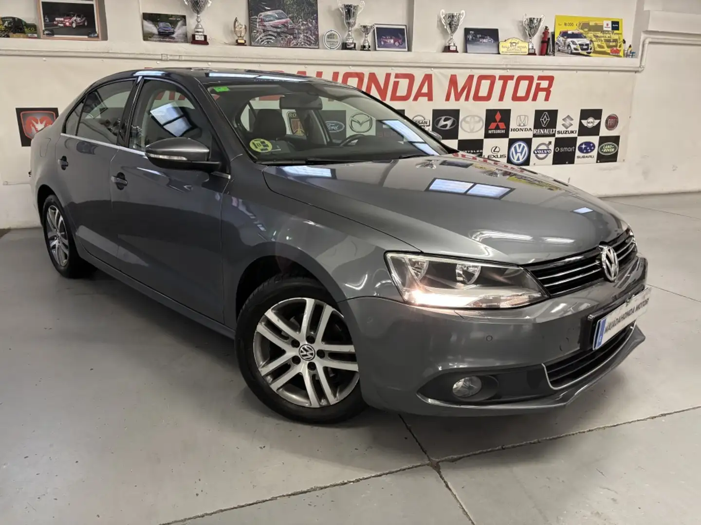 Volkswagen Jetta 1.6TDI Sport DSG Gris - 2