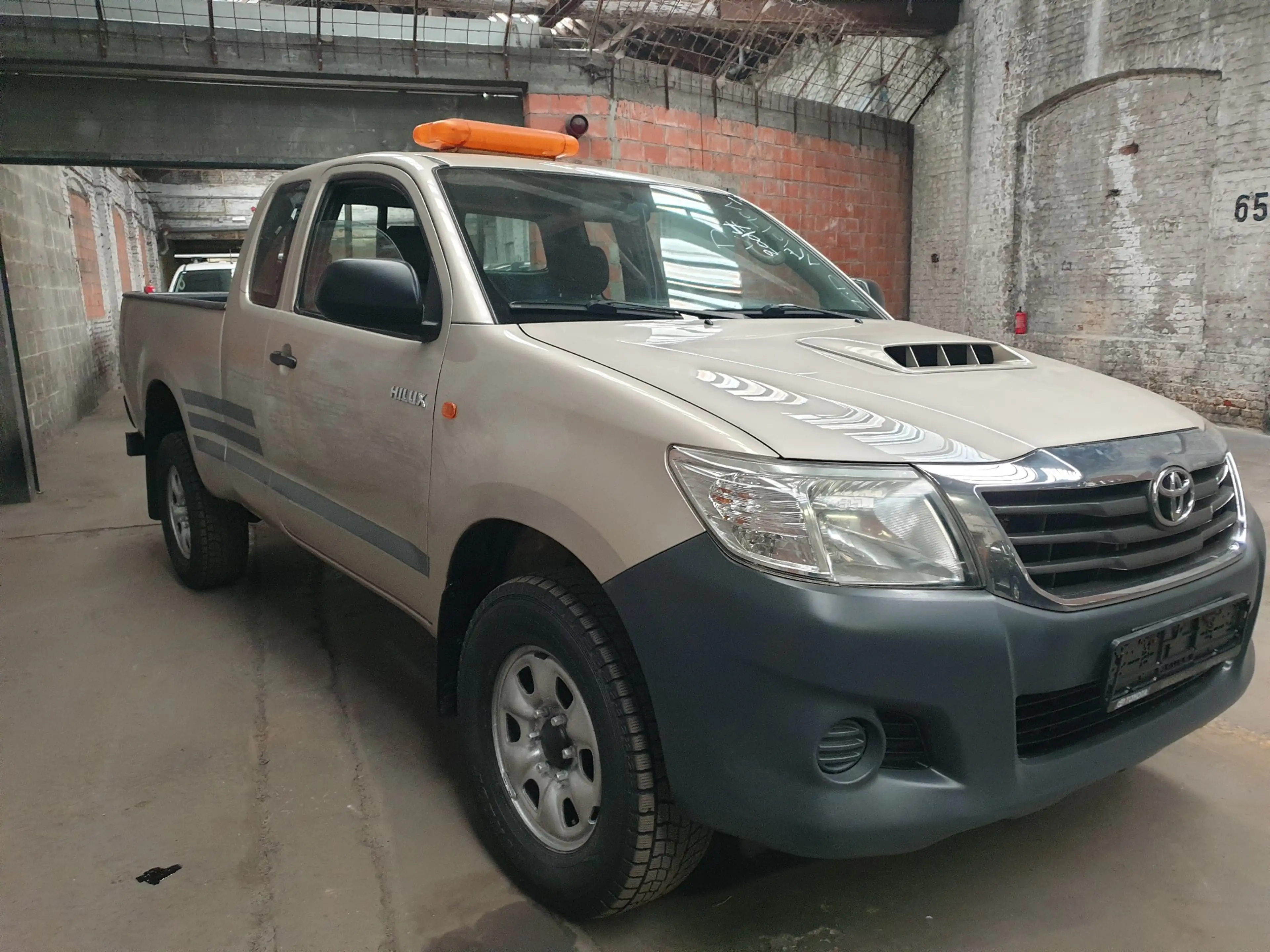 Toyota Hilux 2.5 D-4D  Xtra Cab — photo 2
