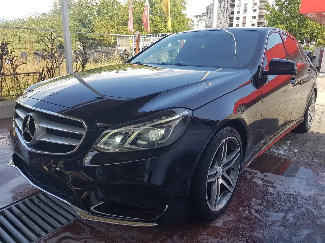 Mercedes-Benz E 220 CDI AMG Limousine AHK TUV bis 08/28 — photo 1 of 16