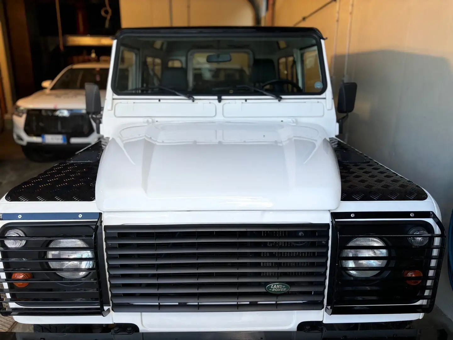 Land Rover Defender 90 2.5 SW Белый - 2