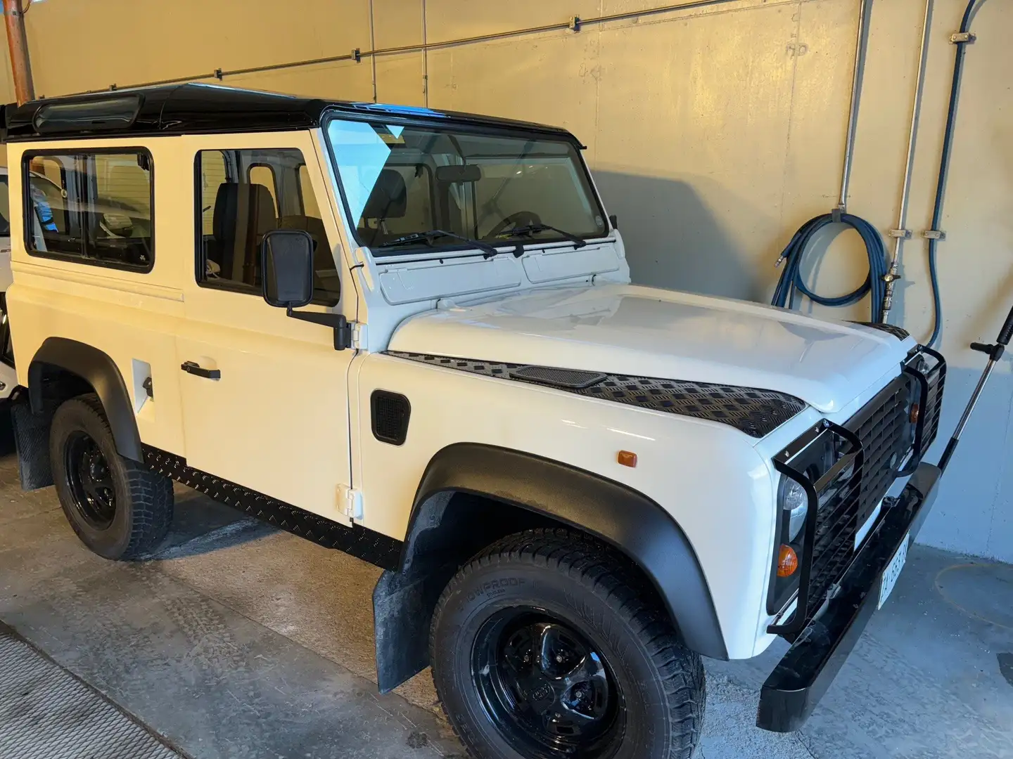 Land Rover Defender 90 2.5 SW Белый - 1