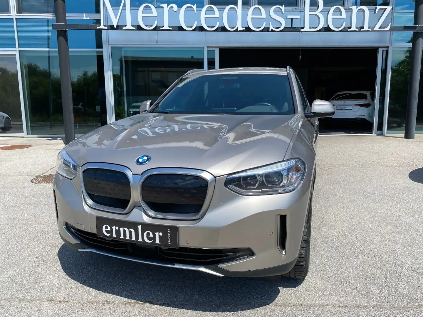 BMW iX3 Inspiring Shz Ambi Navi 360 DAB Pano PTS RKam Silber - 2