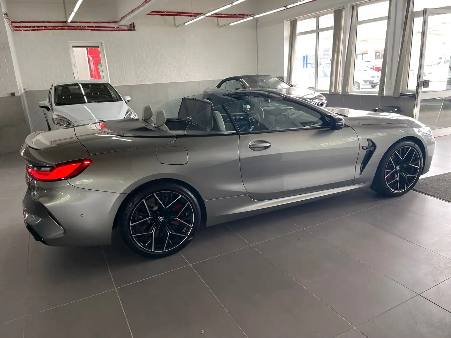 BMW M8 Cabrio Competition xDrive Laser B&W TV Grijs - 2