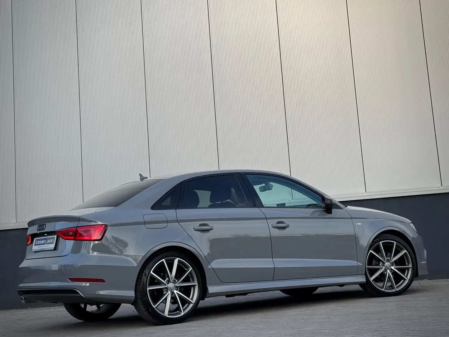 Audi A3 Limousine 1.4 TFSI S-LINE Dsg Black Ed. NARDO GREY Grijs - 2