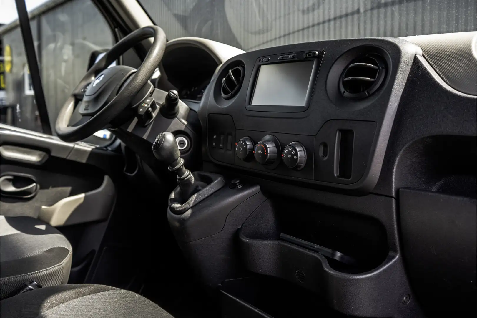 Renault Master 2.3 dCi | L1H2 | Navigatie | Cruise | Airco | Euro Zwart - 2