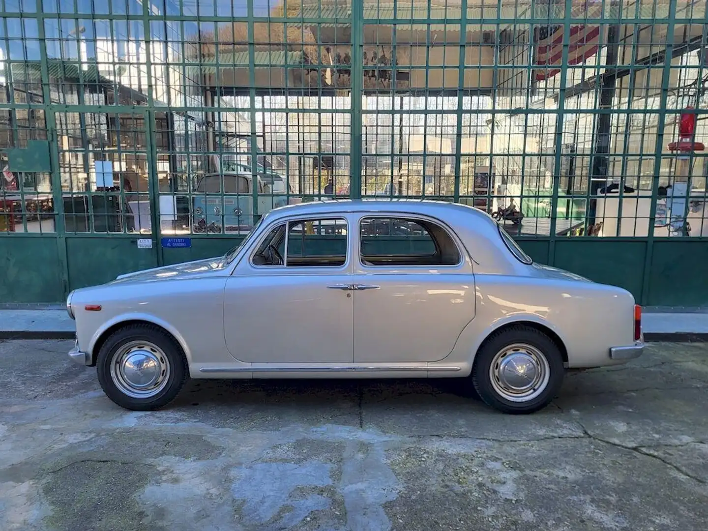 Lancia Appia Berlina III Serie Plateado - 2