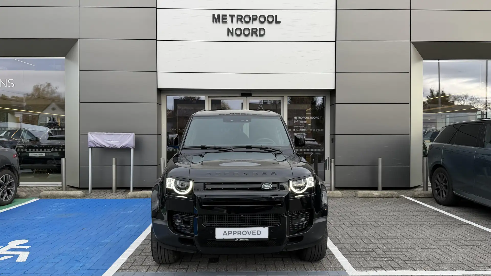 Land Rover Defender 110 P400e SE Schwarz - 2