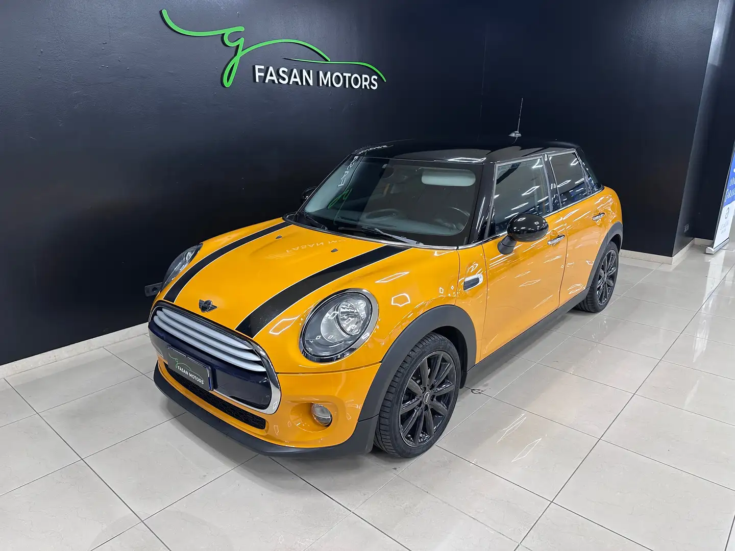 MINI Cooper D Mini IV F55-F56 2014 1.5 5p auto Orange - 1