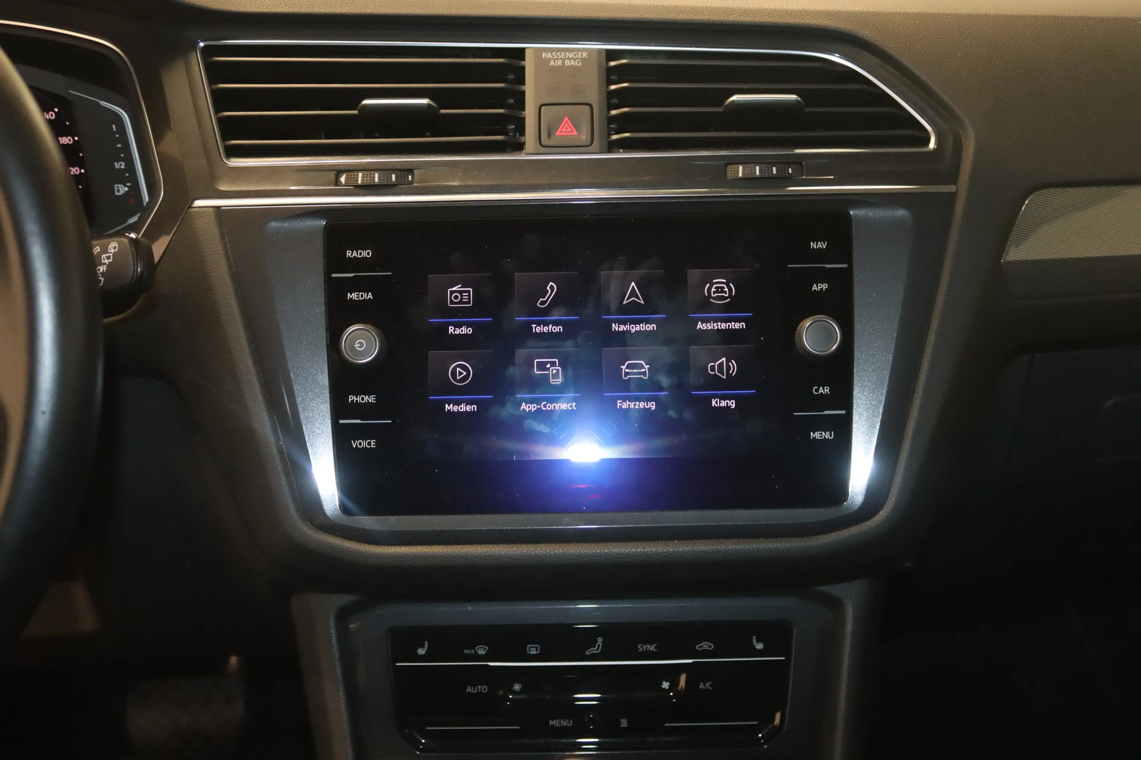 Volkswagen Tiguan Allspace 2.0 TDI DSG Life-PANO-AHK-STDHZ- — photo 6