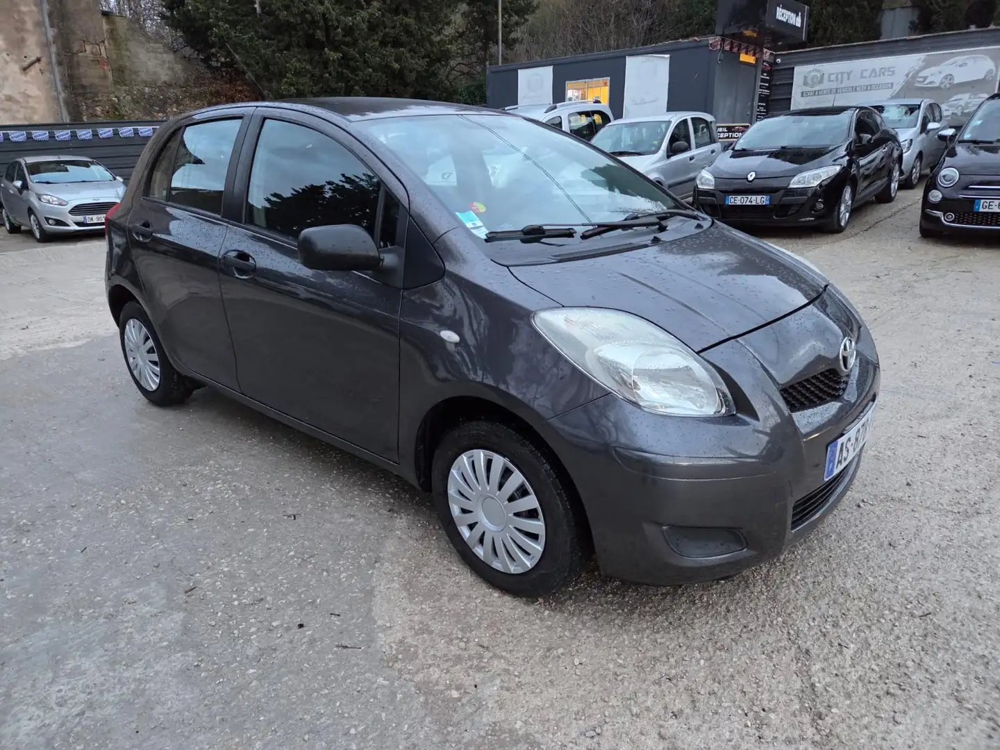 Toyota Yaris 1.0 Creative Gris - 1