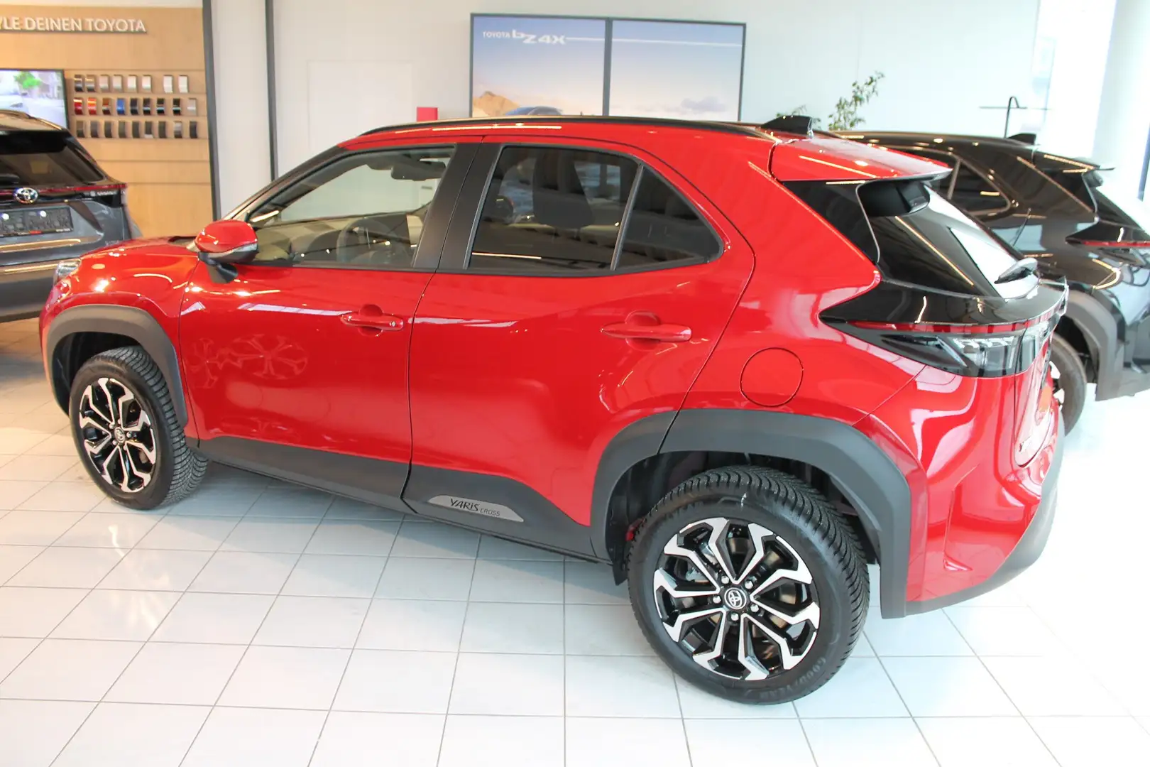 Toyota Yaris Cross 1,5 VVT-i Hybrid  Active Drive mit Safety-Paket! Rouge - 2