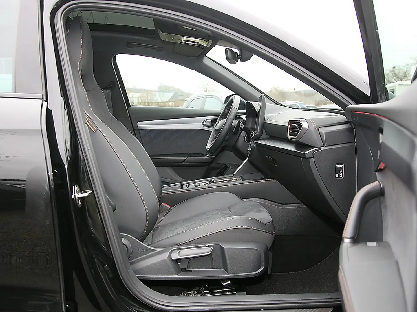 CUPRA Formentor TSI VZ 2.0 TSI 4Drive DSG NAV PANO Schwarz - 2