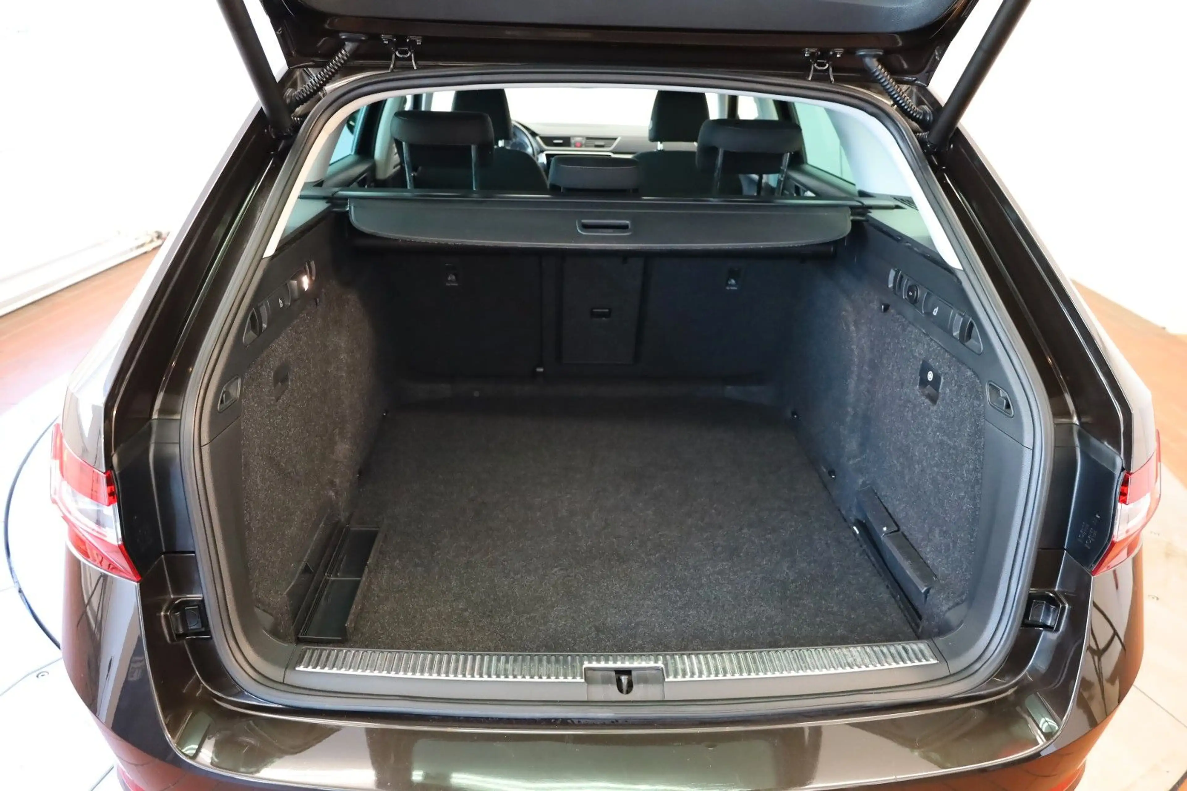Skoda Superb Combi Style/Navi/R.Kamera/ACC/Garantie ! — photo 10