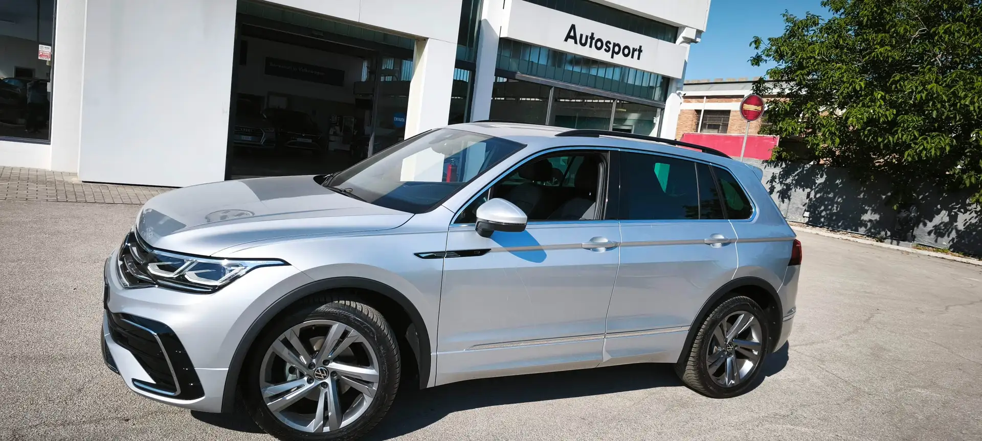 Volkswagen Tiguan Tiguan II 2021 2.0 tdi R-Line 150cv dsg Grigio - 1