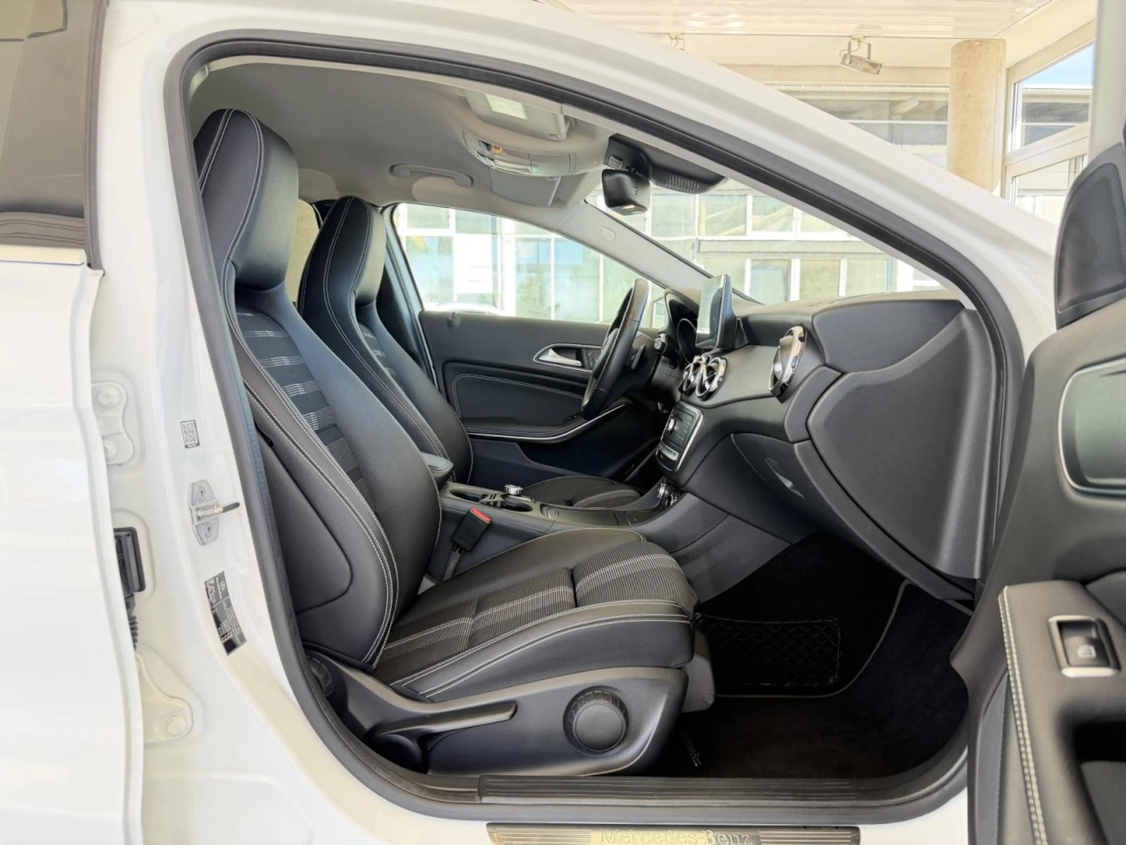 Mercedes-Benz GLA 220 4Matic AUT AHK PDC LED NAVI KAMERA KLIMA Klima — photo 12